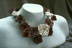 großer rosenhalsschmuck